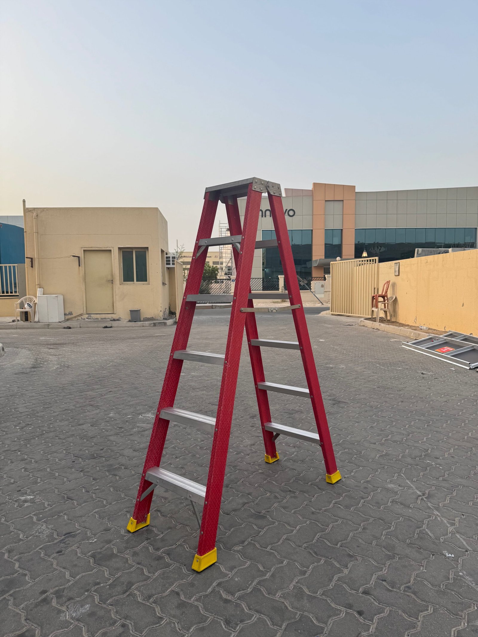 Aluminium work platform used for building maintenance and installation works in Dubai.