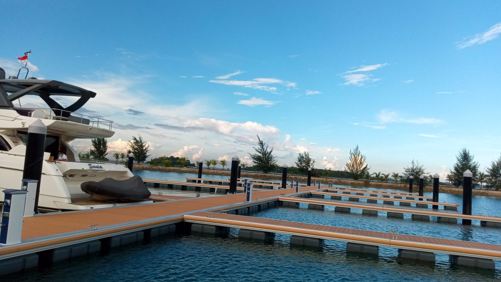 Heavy-duty aluminium floating dock system designed for marine environments.